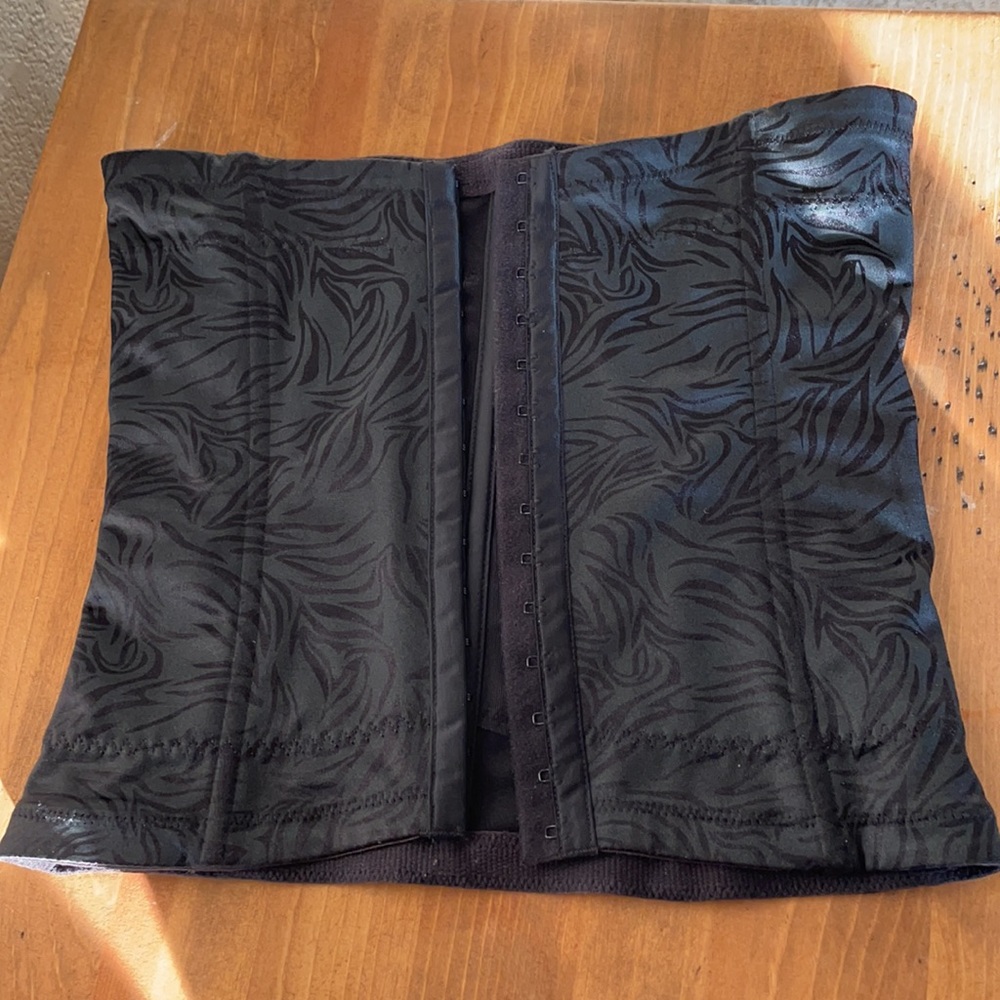 Women’s shape wear size small/5